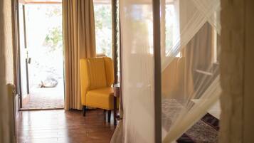 Deluxe Room | Minibar, in-room safe, desk, rollaway beds