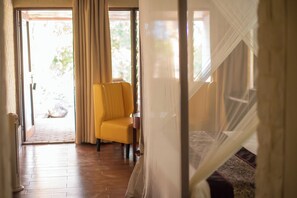 Habitación Deluxe | Minibar, caja fuerte, escritorio y camas supletorias