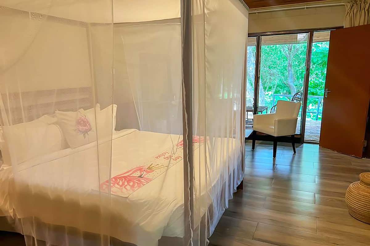 Deluxe Room | Minibar, in-room safe, desk, rollaway beds