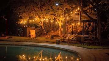 Piscina a l'aire lliure (horari: 07:00-21:00) i gandules