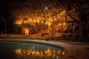 Una piscina al aire libre (de 07:00 a 21:00), tumbonas