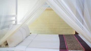 Deluxe Room | Minibar, in-room safe, desk, rollaway beds