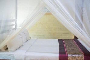 Deluxe Room | Minibar, in-room safe, desk, rollaway beds - Kambiri Beach By Serendib (Senga)