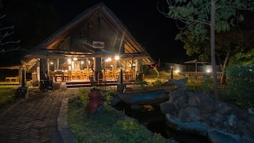 Breakfast, lunch, dinner served; local and international cuisine