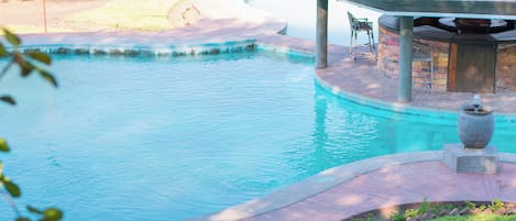 حمّام سباحة خارجي، مفتوح من 7:00 صباحًا إلى 9:00 مساءً، مقاعد للتشمس