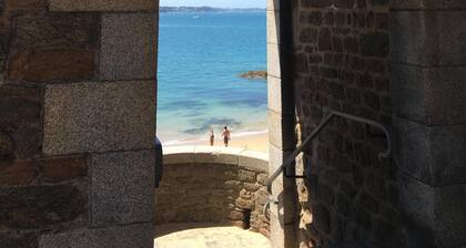 Exceptionnel! Appartement intra-muros avec garage Ă 20 m de la plage
