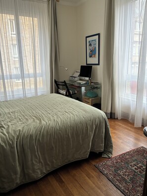 2 makuuhuonetta, työpöytä, silitysrauta/-lauta, ilmainen Wi-Fi