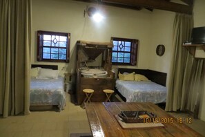 2 bedrooms, iron/ironing board, WiFi, bed sheets - CASA DO MOINHO, rural, farmhouse, 4 kms from the Sea up to 10 people (Espinho)