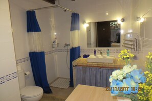 Duschwanne, Haartrockner, Bidet, Handtücher