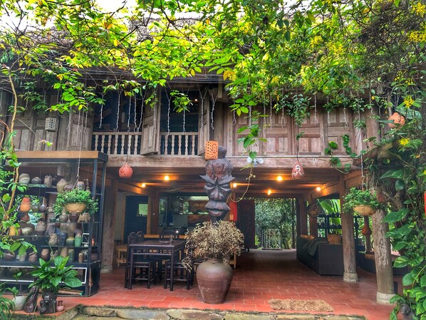 Outdoor dining - ★ Haven of peace away from the busy city ★ (Soc Son)