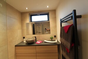 Douche, articles de toilette gratuits, sèche-cheveux, peignoirs