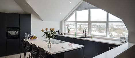 Geladeira, micro-ondas, fogão, lava-louças