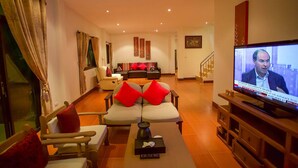 3-Bedroom Pool Villa | 楼梯