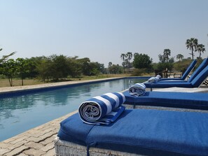 Een buitenzwembad, open van 10.00 uur tot 17.30 uur, en ligstoelen