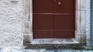 Una puerta roja con una placa que dice "1793" y un buzón.