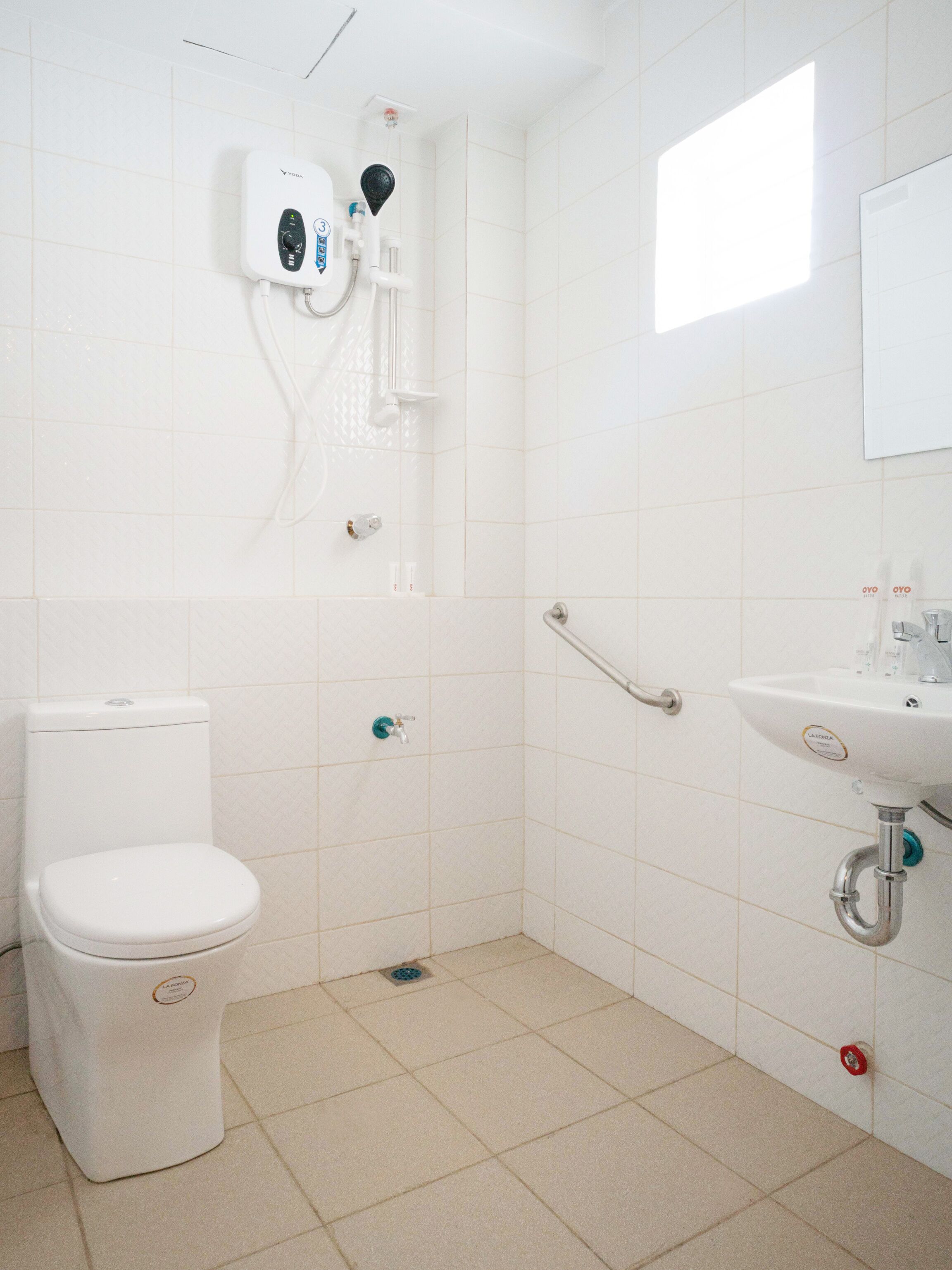 shower, free toiletries, bidet, towels