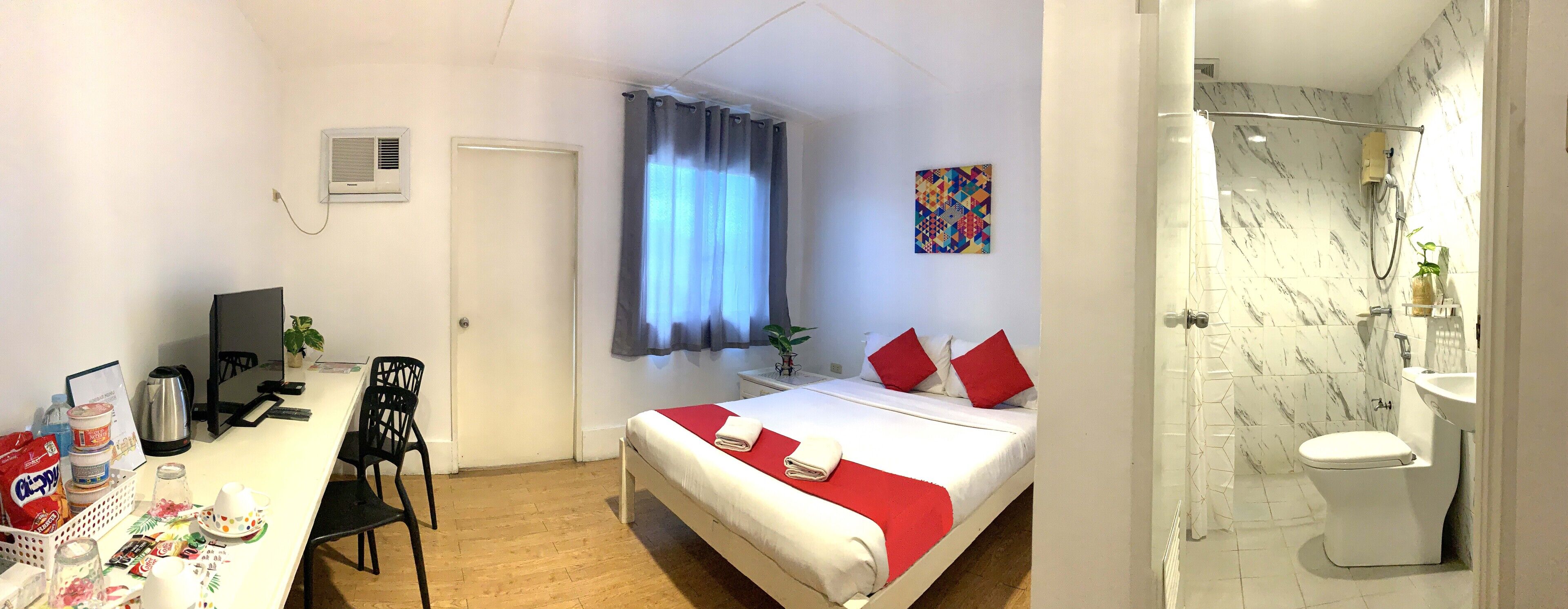Minibar, meja kerja, Wi-Fi gratis, dan seprai linen