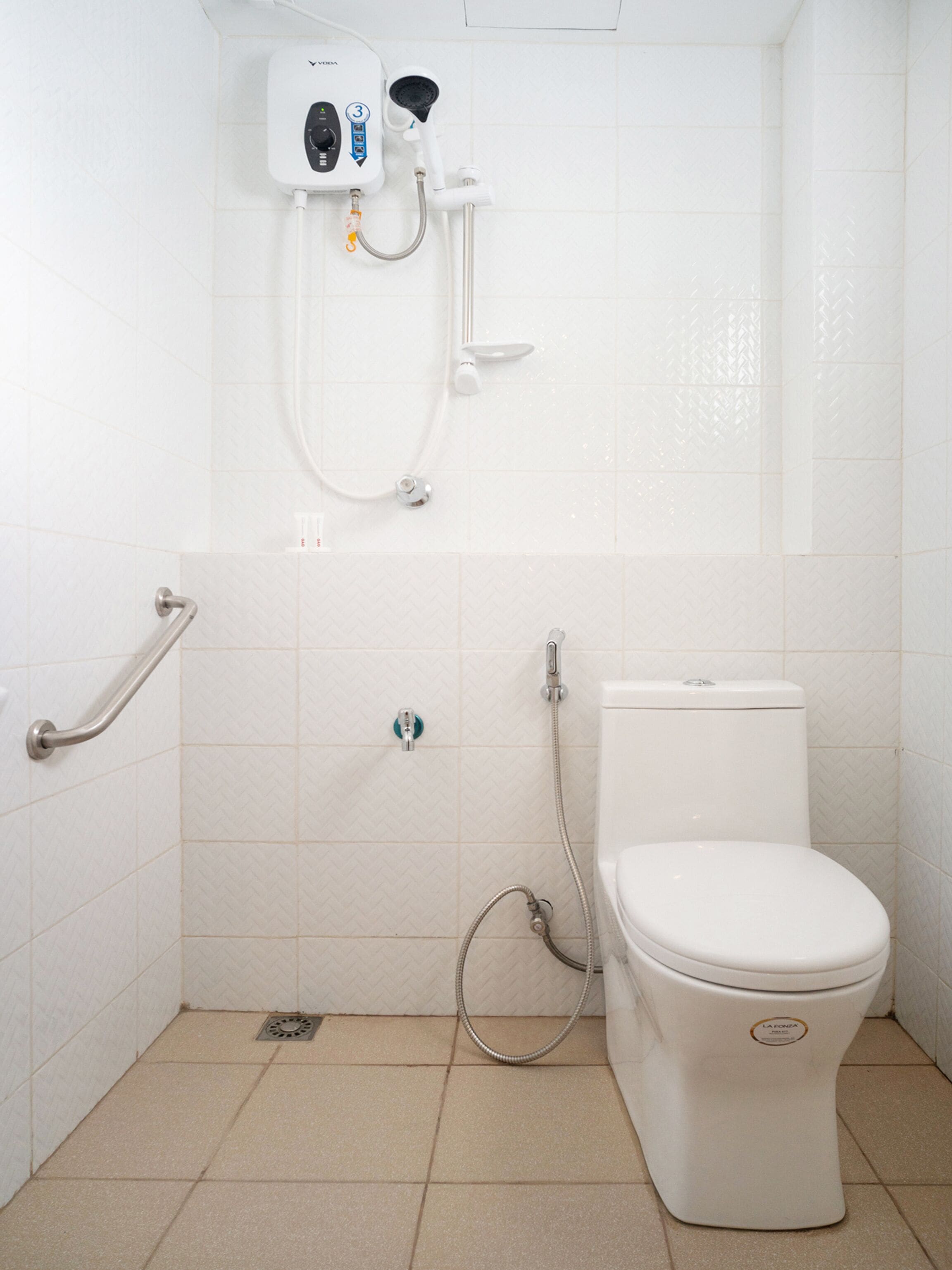 shower, free toiletries, bidet, towels