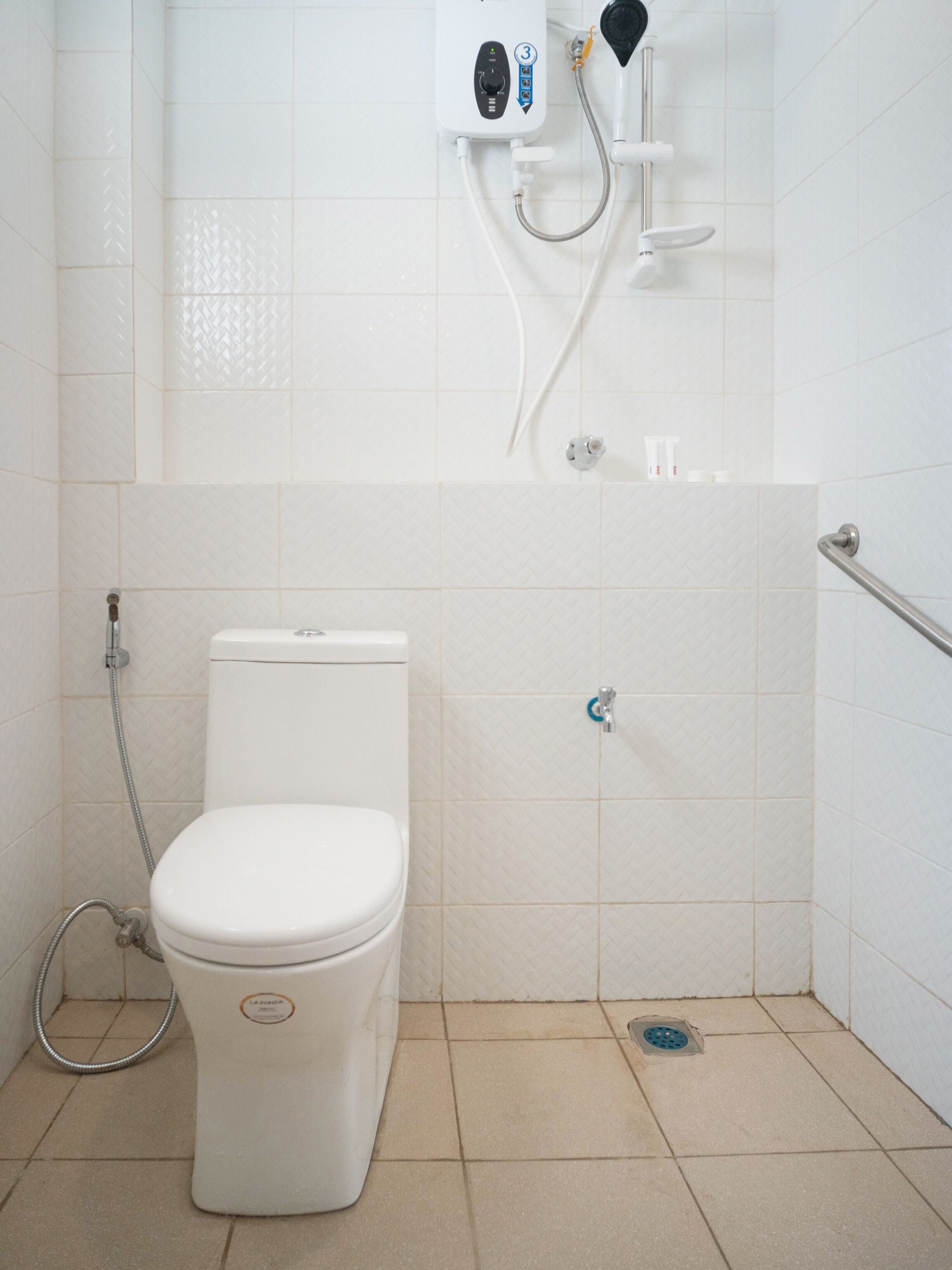 superior room | bathroom | shower, free toiletries, bidet, towels