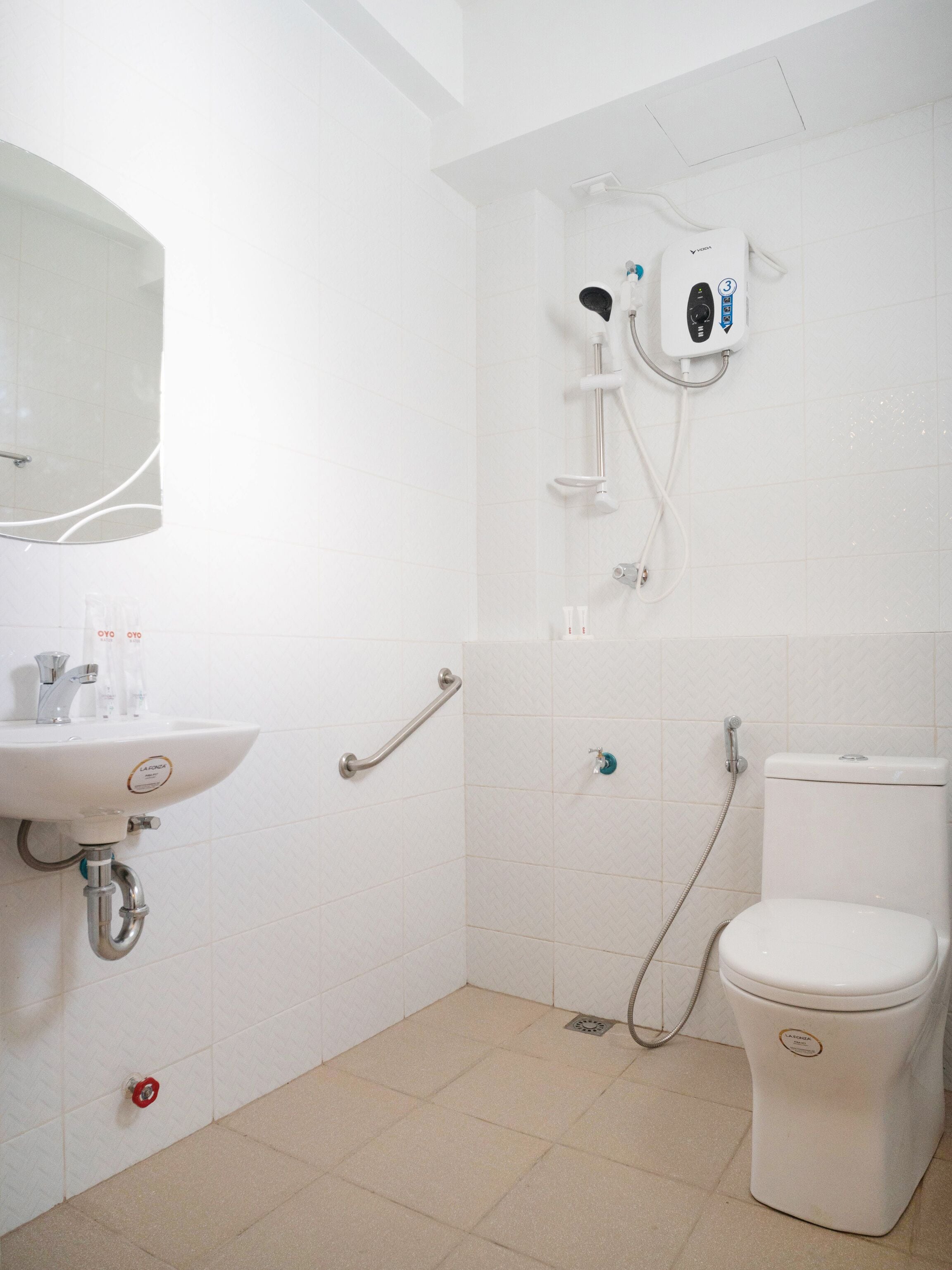 deluxe twin room | bathroom | shower, free toiletries, bidet, towels