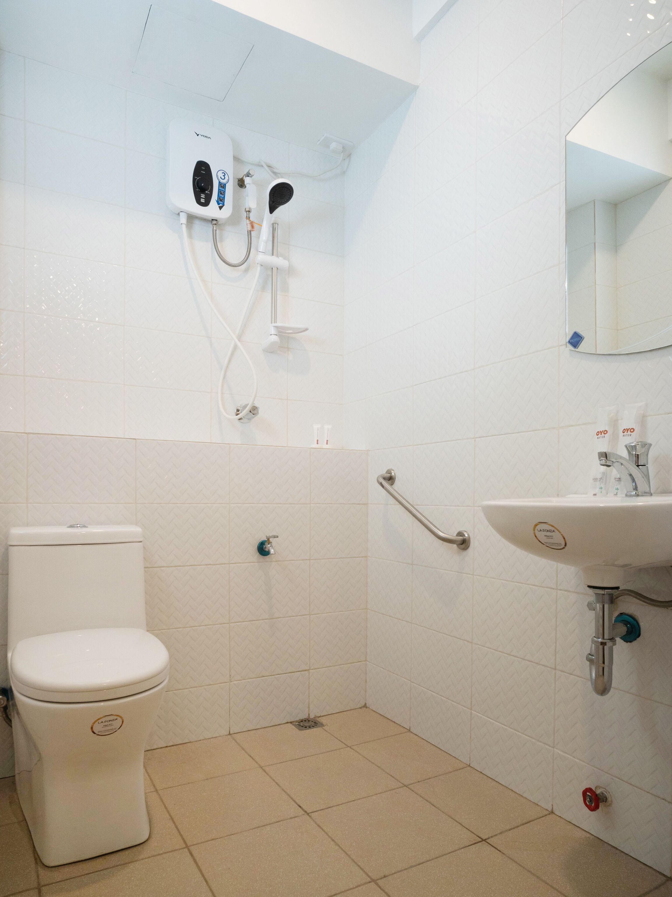 deluxe suite | bathroom | shower, free toiletries, bidet, towels