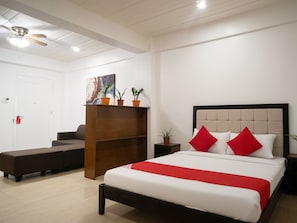 Suite Deluxe | Minibar, escritorio, wifi gratis y ropa de cama