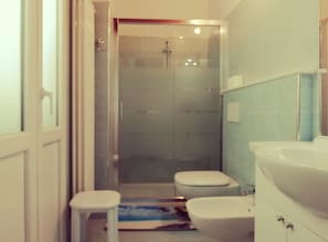 Double Room, Balcony (Stanza Verde) | Bathroom