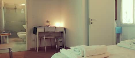 Chambre Double, balcon (Stanza Verde) | Bureau, rideaux occultants, Wi-Fi gratuit, draps fournis