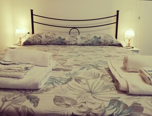 Double Room, City View (Stanza Gialla) | Desk, blackout drapes, free WiFi, bed sheets - Le mille e una notte (Comacchio)