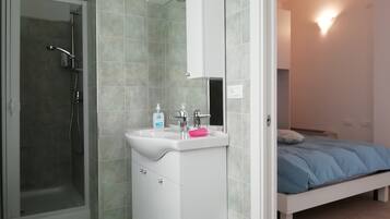 Camera doppia, vista città (Stanza Gialla) | Bagno | Doccia, set di cortesia gratuito, asciugacapelli, bidet
