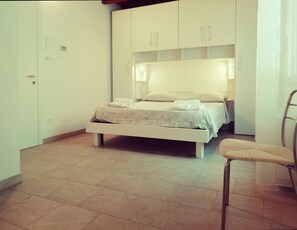 Double Room, Balcony (Stanza Verde) | Desk, blackout drapes, free WiFi, bed sheets - Le mille e una notte (Comacchio)