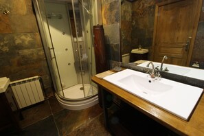 Apartment | Bathroom | Hair dryer, towels - Masia Heredad La Boquilla (Enguera)