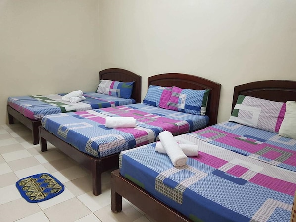 Habitación familiar (Sharing) | Camas extra, wifi gratis y ropa de cama 