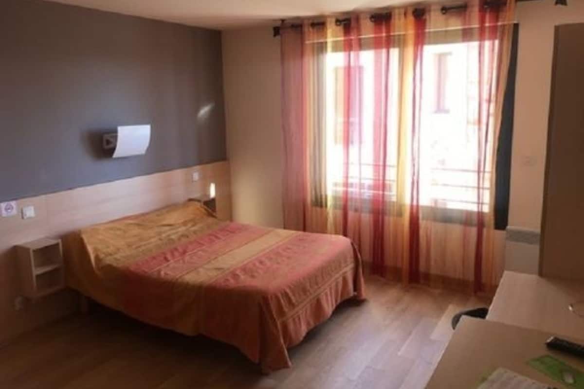 Habitación doble superior | Decoración personalizada, muebles diferentes y escritorio