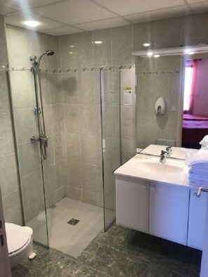 Superior dubbelrum | Badrumsbekvämligheter | Dusch, hårtork och handdukar