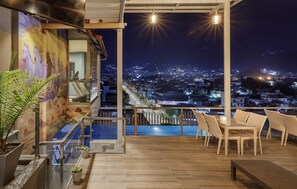 Una piscina al aire libre, sillones reclinables de piscina
