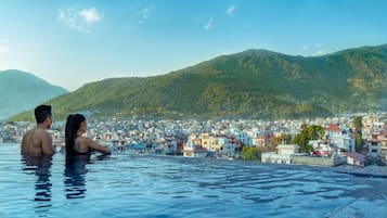 Kolam renang outdoor, dengan kursi berjemur