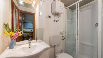 Chalet (5 pax) | Bathroom | Shower, towels