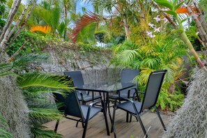 Outdoor dining - Beautiful , stylish Mudjimba Beach House (Mudjimba)