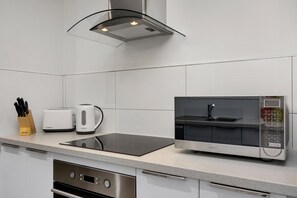 Réfrigérateur, micro-ondes, four, plaque de cuisson