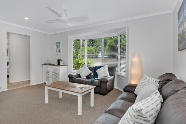 Smart TV, books - Beautiful , stylish Mudjimba Beach House (Mudjimba)