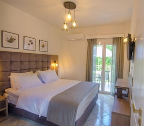 In-room safe, soundproofing, iron/ironing board, free WiFi - Ideal House (Parga)