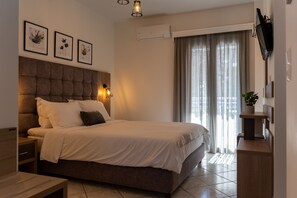 Deluxe Room, Multiple Beds | In-room safe, soundproofing, iron/ironing board, free WiFi - Ideal House (Parga)