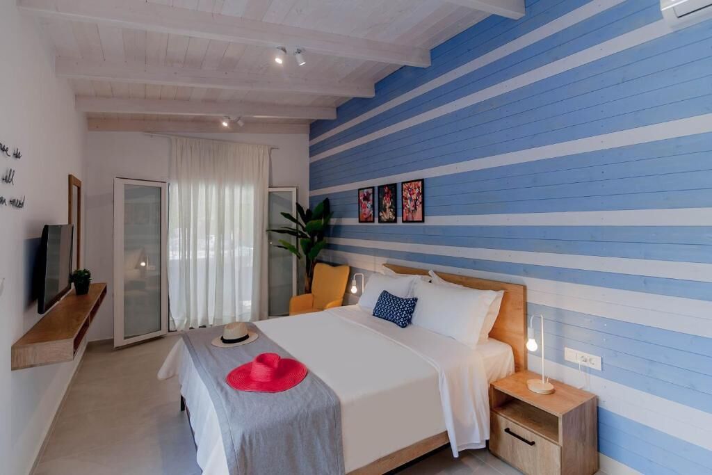 Un dormitorio con cama, mesita de noche y velador.