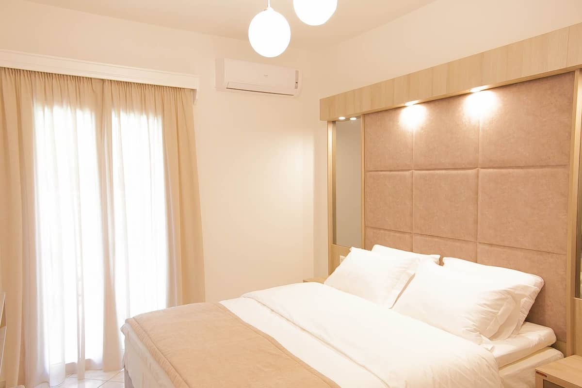 Superior appartement, 2 slaapkamers | Een kluis op de kamer, geluiddichte muren, een strijkplank/strijkijzer
