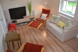 Een televisie, een dvd-speler en een tafeltennistafel