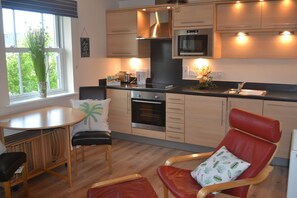 Een koelkast, een magnetron, een oven, een kookplaat