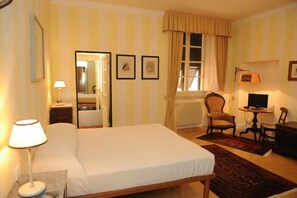 Comfort Room, 1 King Bed (Bellini) | Frette Italian sheets, premium bedding, individually decorated - Dimora Garibaldi (Castelnuovo Magra)