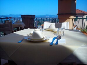 Design Suite, Valley View | Terrace/patio - Dimora Garibaldi (Castelnuovo Magra)