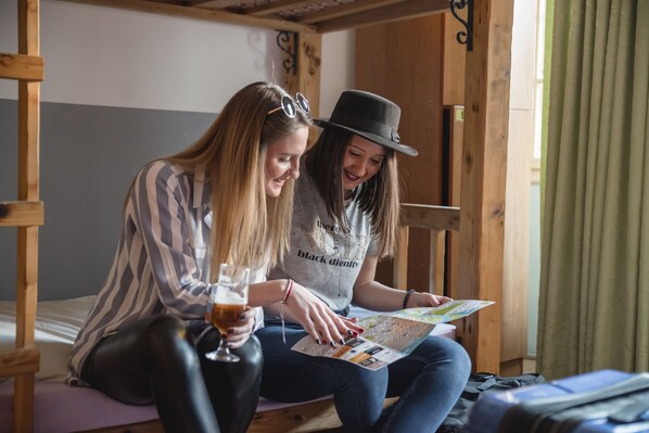 Bed in 6-Bed Dormitory Room (age 18-40) | Bügeleisen/Bügelbrett, kostenloses WLAN, Bettwäsche